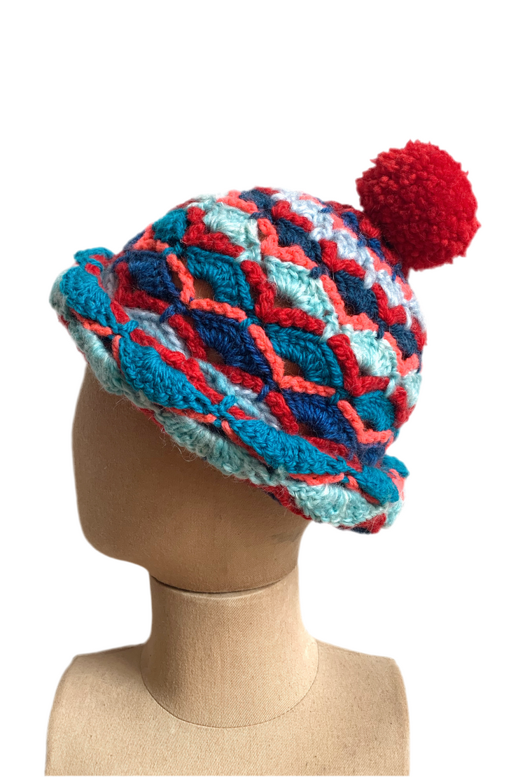 Bonnet au crochet " Bleu et Fil Rouge "