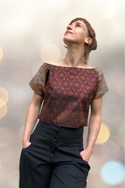 crop Top en soie et coton imprimé porté de face côté ikat de soie de Thaïlande
