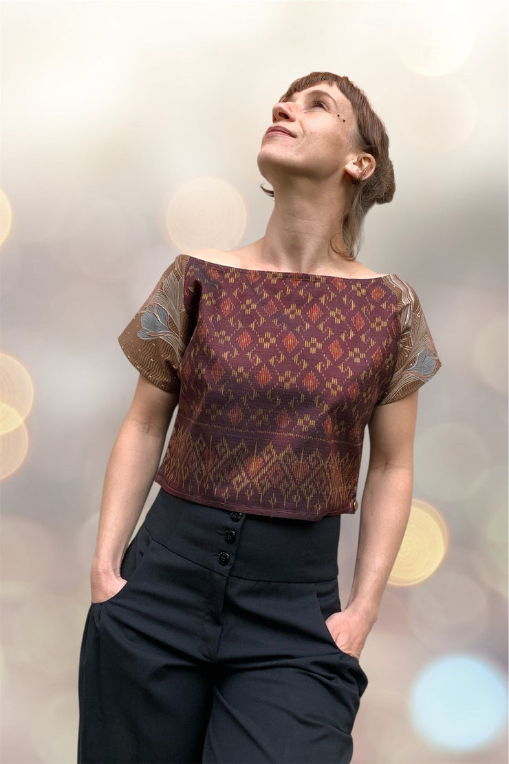crop Top en soie et coton imprimé porté de face côté ikat de soie de Thaïlande