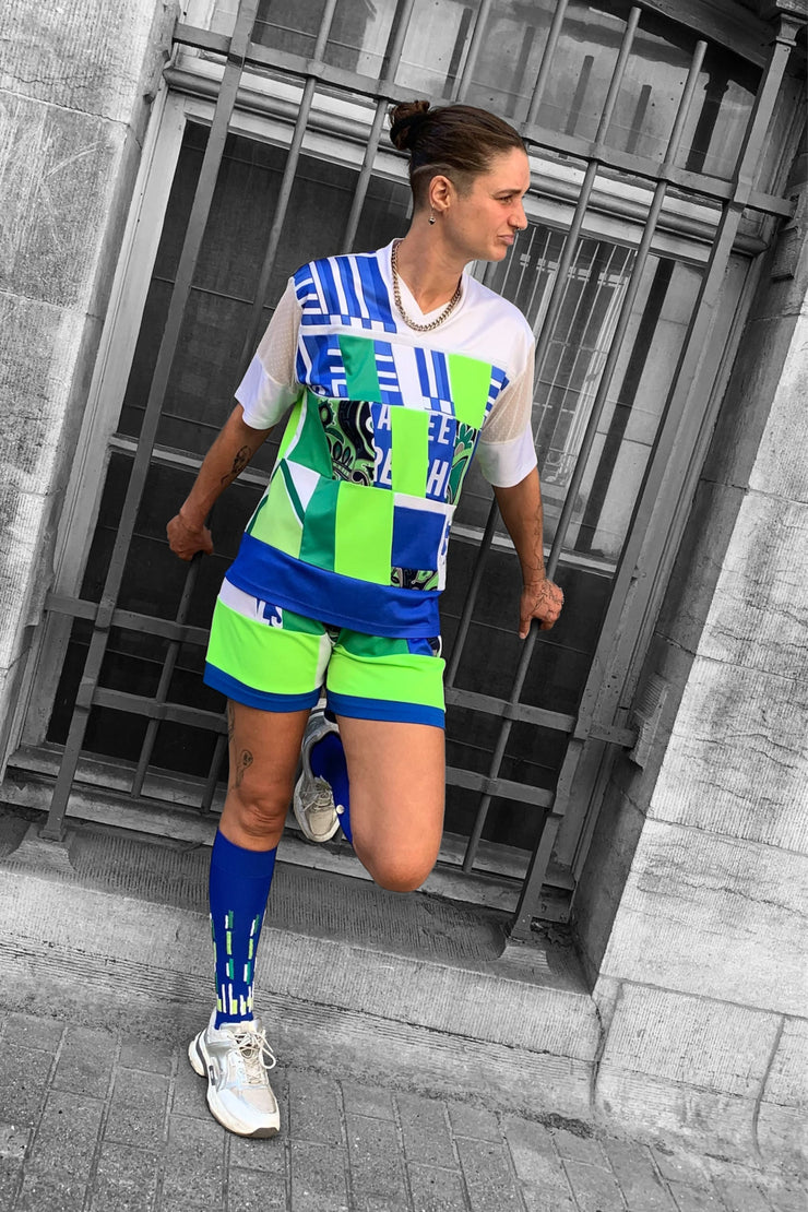 Ensemble football bleu blanc et vert fluo portée par une grande avec les chaussettes brodées