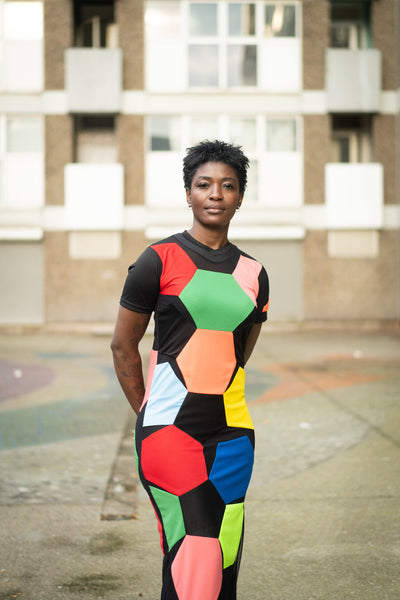robe football, patchwork de motifs hexagones, portée par une mannequin photographiée de face.