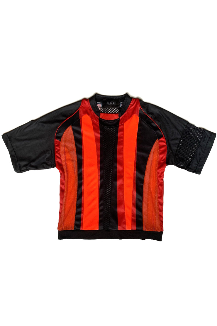 Maillot de foot upcyclé à rayures verticales rouge orange et noir de face sur fond blanc