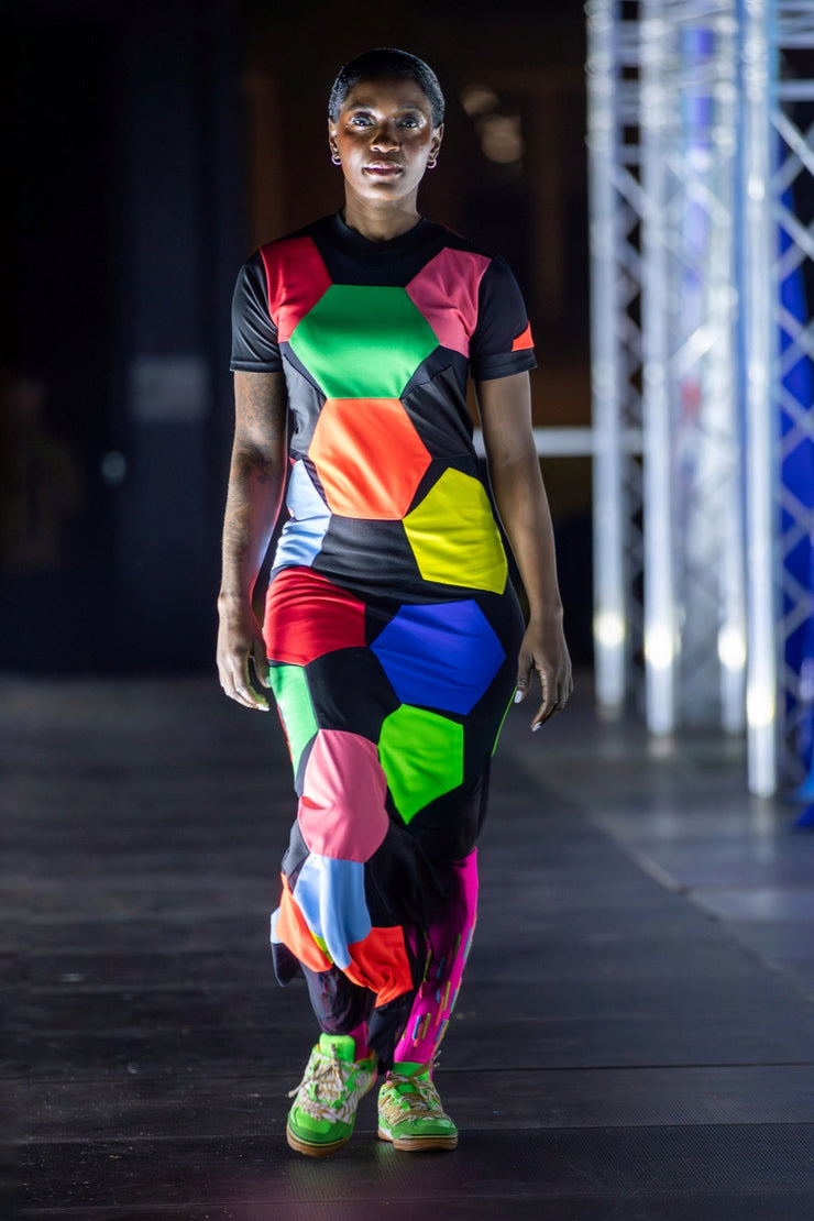 Défilé Football X Fashion, robe longue en patchwork de motifs, inspirée d&