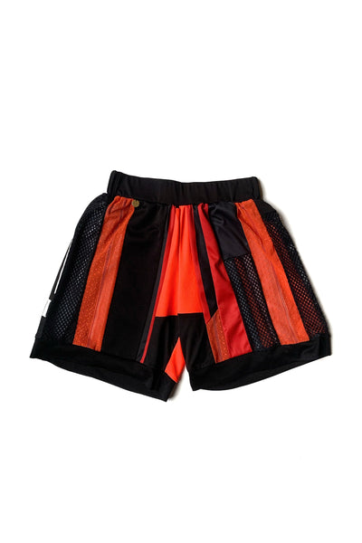 devant du short de foot upcyclé patchwork de mailles noires et rouge