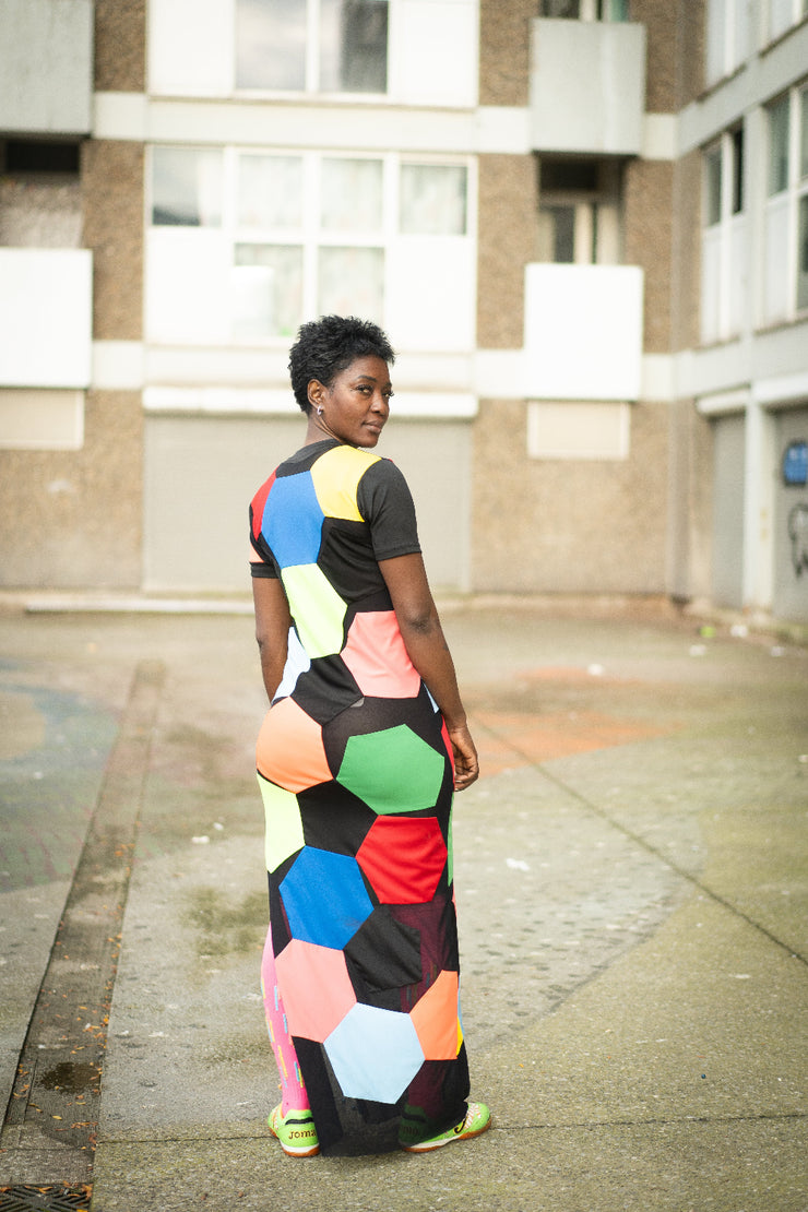 robe football patchwork de motifs hexagones, portée par une mannequin photographiée de trois-quart dos.
