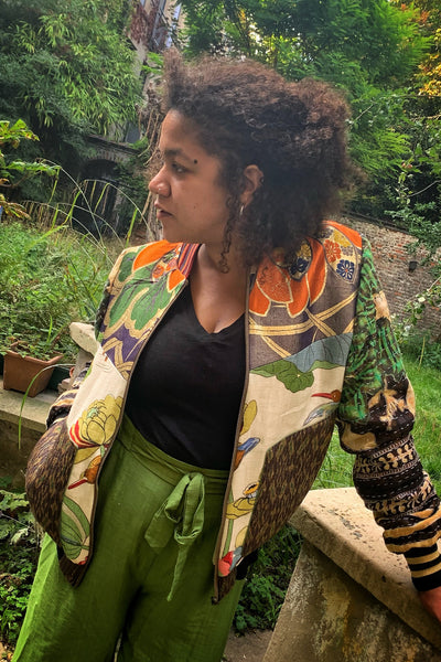 Veste bomber patchwork vue de face portée ouverte sur un modèle féminin