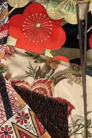 détail des tissus vintage et artisanaux de la veste bomber réversible, motifs floraux et géométriques