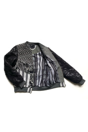 bomber réversible noir et gris à motifs graphique et pailletés, doublure en coton wax à motifs graphiques