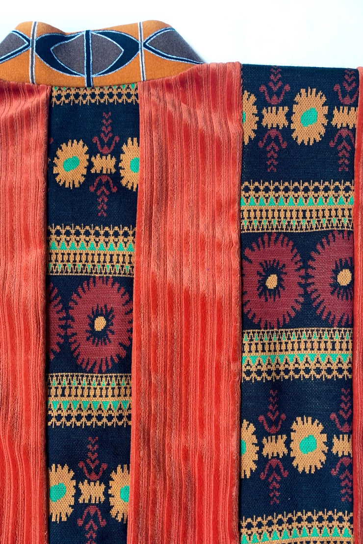 cache-coeur orange patchwork mailles velours côtelé et tricot Jacquardt à motifs fleuris encolure imprimé vintage Art Déco, détails des tissus.