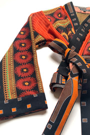 cache-coeur orange détail de la ceinture en tissus noué et des bordures des manches en tissus Art Déco imprimé