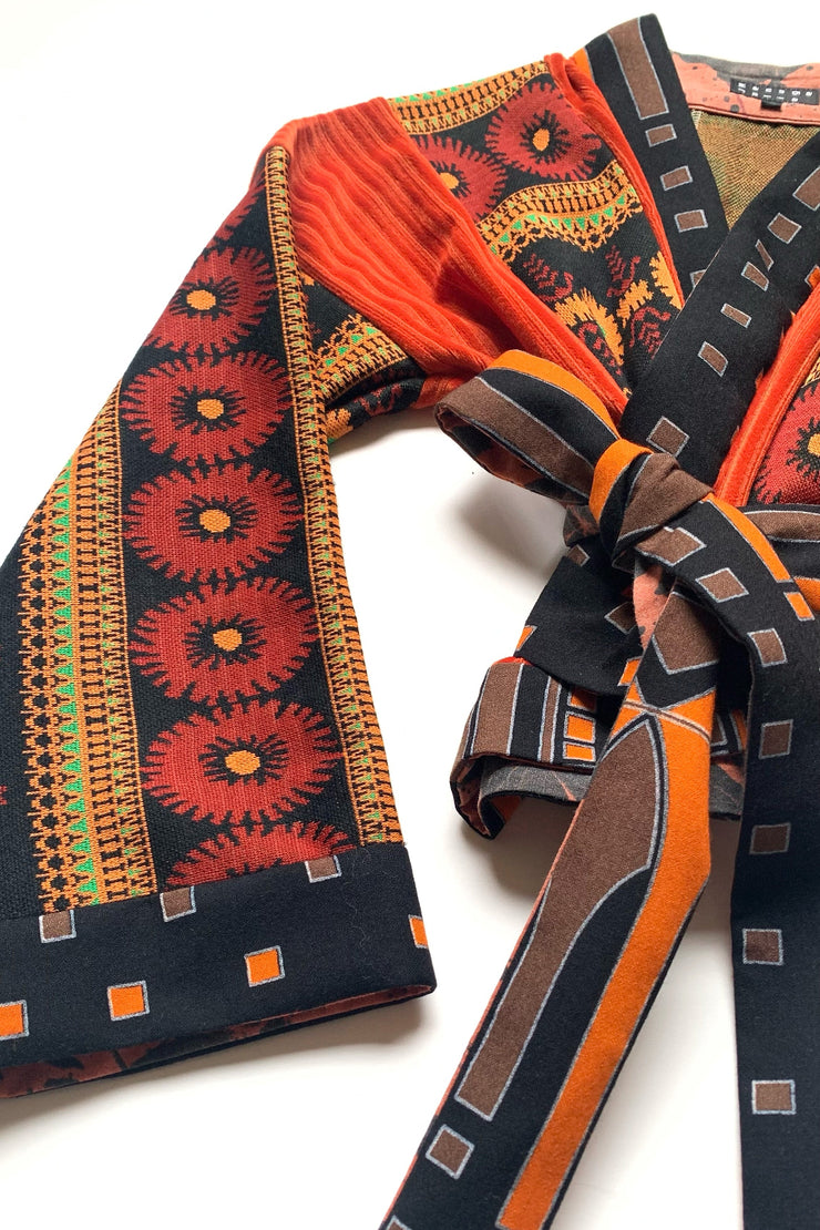 cache-coeur orange détail de la ceinture en tissus noué et des bordures des manches en tissus Art Déco imprimé