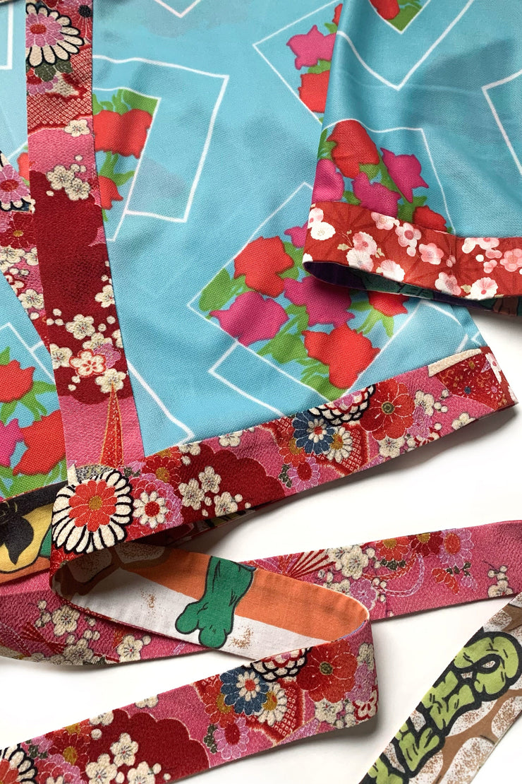 cache coeur bleu imprimé vintage détail des matières et des tissus crêpe en bordures à motifs Japonais