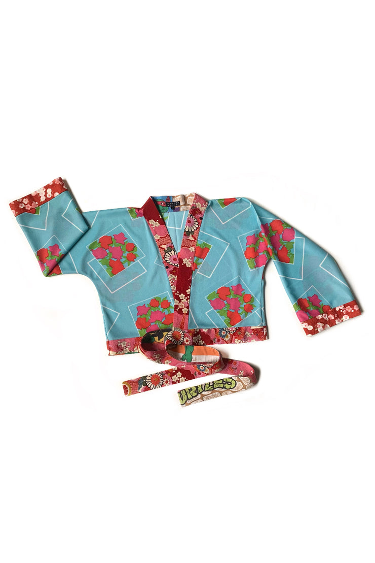 Cache coeur bleu maille imprimée vintage à motifs fleuris bordure et ceinture rouge et rose à petites fleurs