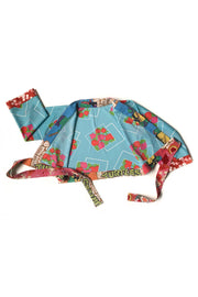 Cache coeur bleu en maille vintage imprimée ouvert sur le devant laissant apparaître les motifs imprimés de Tortues Ninja en doublure