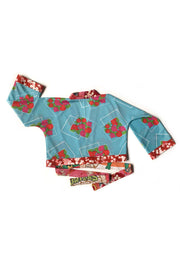 Cache-coeur en maille bleue vintage imprimée à fleurs avec des bords en tissus Japonais rouge à fleurs blanches, de dos