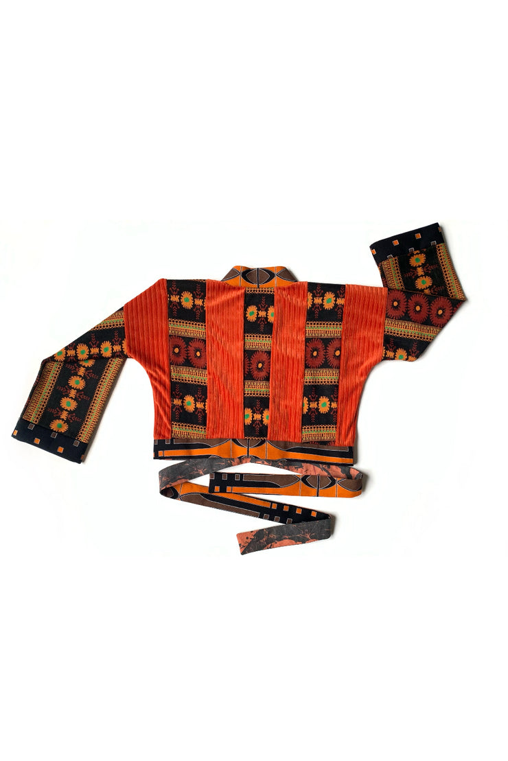 cache-coeur en patchwork de matières upcyclées velours côtelé et tricot Jacquardt à motifs fleuris, dos en bandes verticales et ceinture tissu vintage