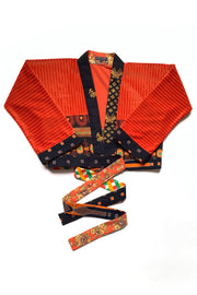 cache coeur orange en velours et tricot de motifs encadrés par des tissus imprimés à motifs vintage
