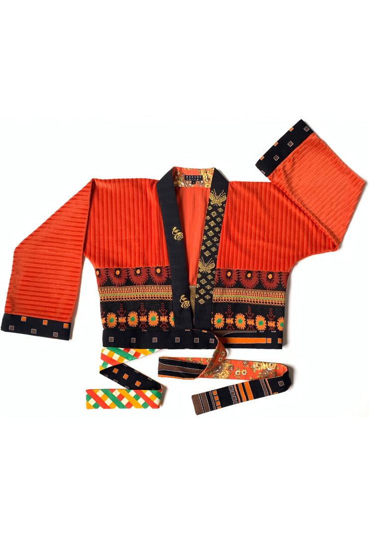 cache coeur orange et tricot à motifs de fleurs et quadrillages Art Déco, tissus imprimés vintage.