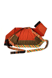 cache coeur ouvert de couleur orange assemblé avec un tricot à motifs encadrés par des tissus vintage imprimés 