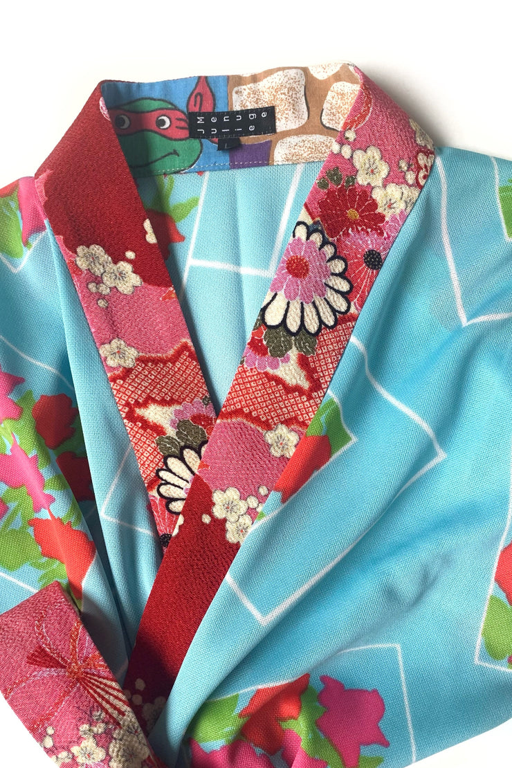 cache coeur bleu fleuri encolure et bordures à fleurs rouge et rose imprimé vintage détails des tissus