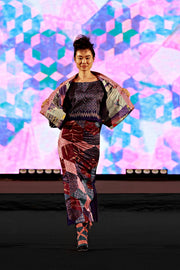 Crop kimono sur le catwalk du défilé Julie Menuge à Bangkok pour la Thaï Silk Fashion Week