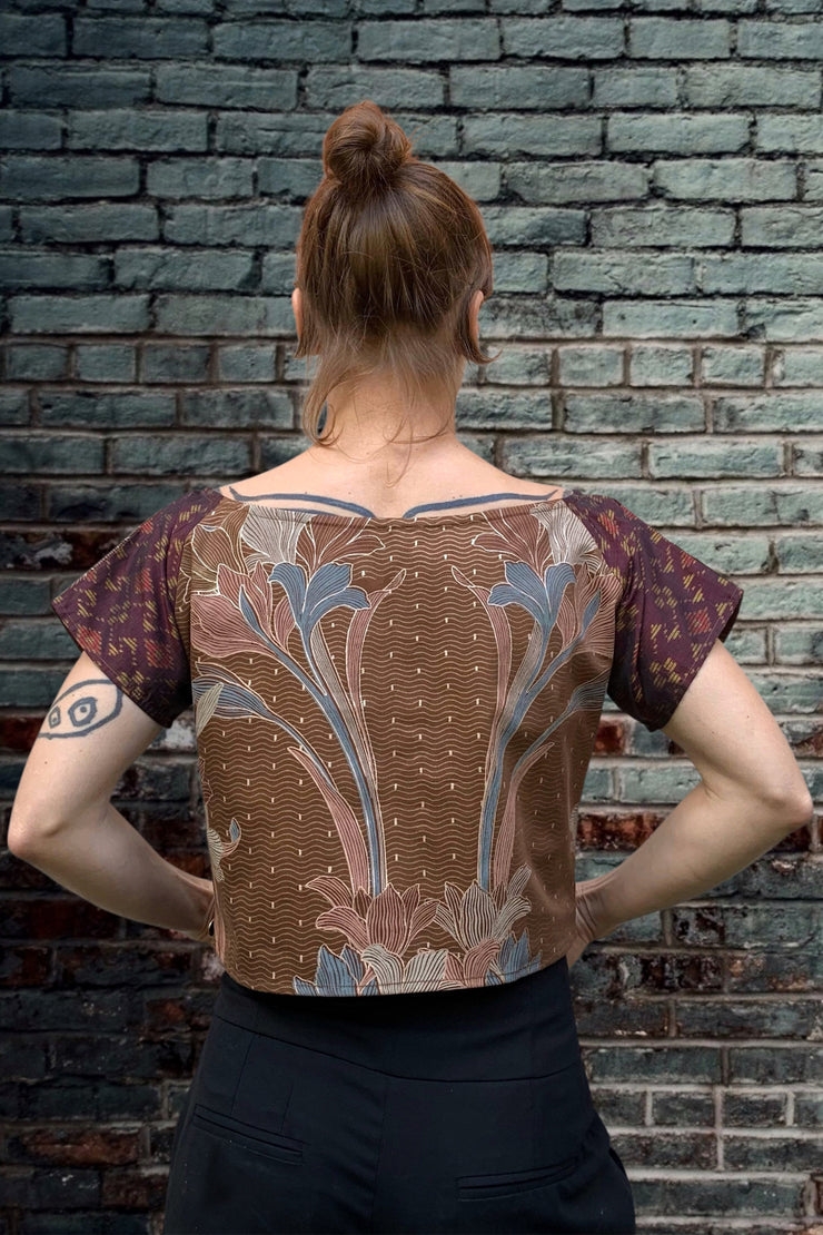 crop top moka soie porté de dos côté fleurs imprimées décalée.