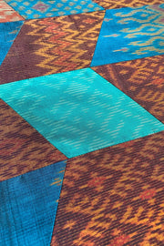 photo en gros plan du detail de la composition textile en patchwork de soie Thaï