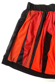 détails des matières du dos du short de football en patchwork upcycling rouge et noir