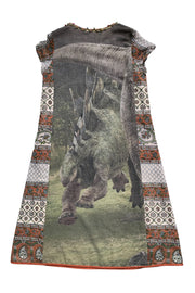Photo du dos de la robe Jurassic à plat sur fond blanc montrant l'imprimé Stegosaurus au galop