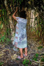 photo de la robe Jurassic portée de dos, dans le contexte du jardin entourée de bambous