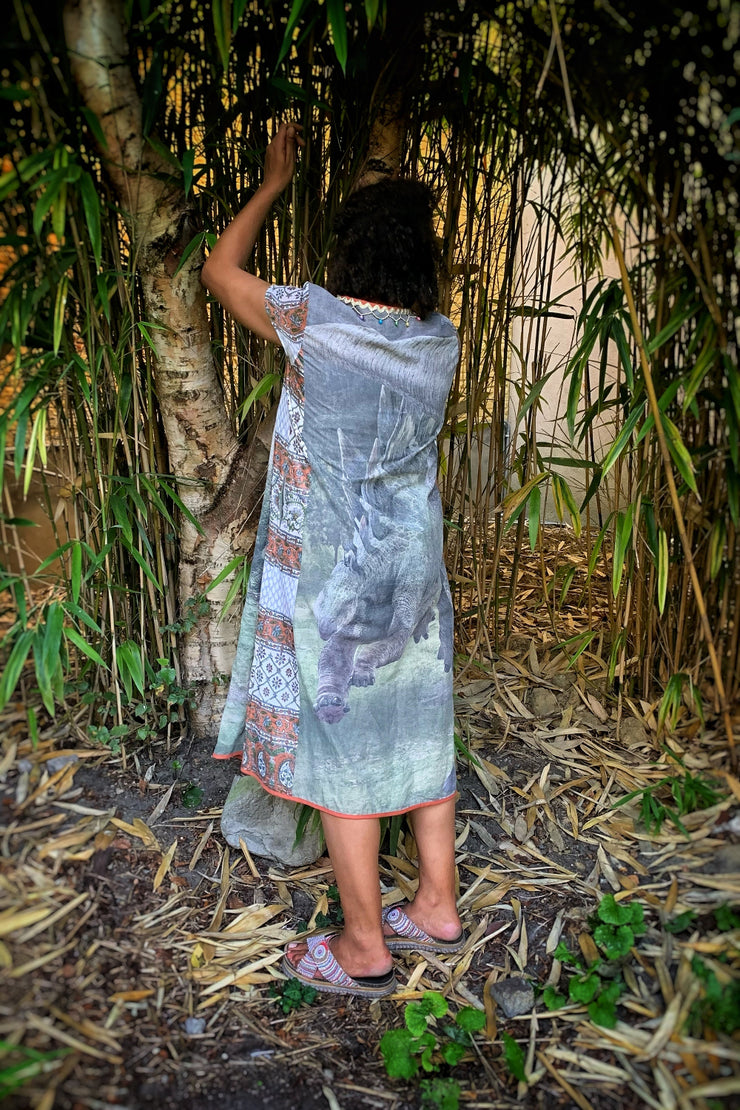 photo de la robe Jurassic portée de dos, dans le contexte du jardin entourée de bambous