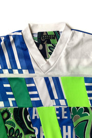 détail de l'encolure avant du maillot de foot upcyclé bleu blanc et vert fluo