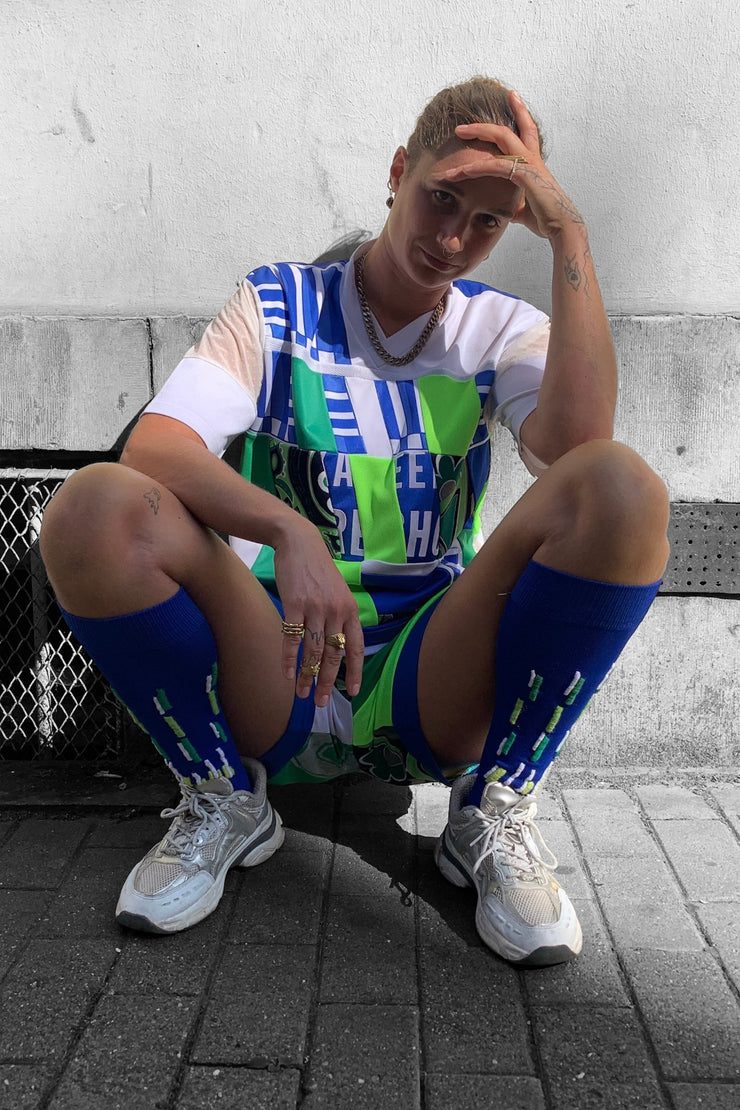 ensemble football porté avec le maillot, le short et les chaussettes customisées
