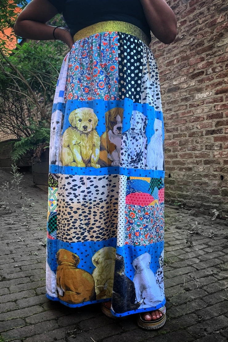jupe longue patchwork bleu à motifs animaux, petits pois, léopard et petits chiens, vue de face, focus sur la jupe cadrage de la taille jusqu&