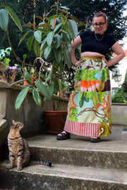 vue de la jupe en contexte à l'extérieur sur la terrasse avec le chat