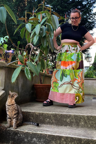 vue de la jupe en contexte à l'extérieur sur la terrasse avec le chat