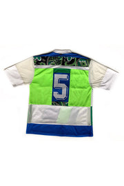 maillot de football upcyclé bleu blanc vert fluo patchwork encadrant le dossard avec numéro cinq, motifs fleuris vinage en haut du dos.