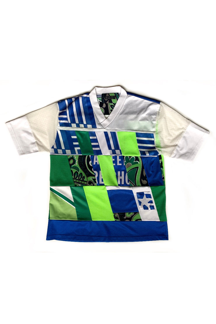maillot de foot upcyclé bleu blanc vert fluo graphique sur fond blanc