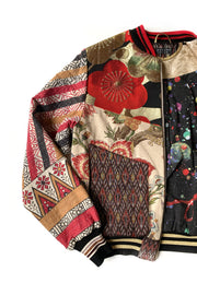 moitié avant de veste bomber réversible patchwork de tissus artisanaux et vintage asiatiques et européens à motifs floraux et géométriques. 