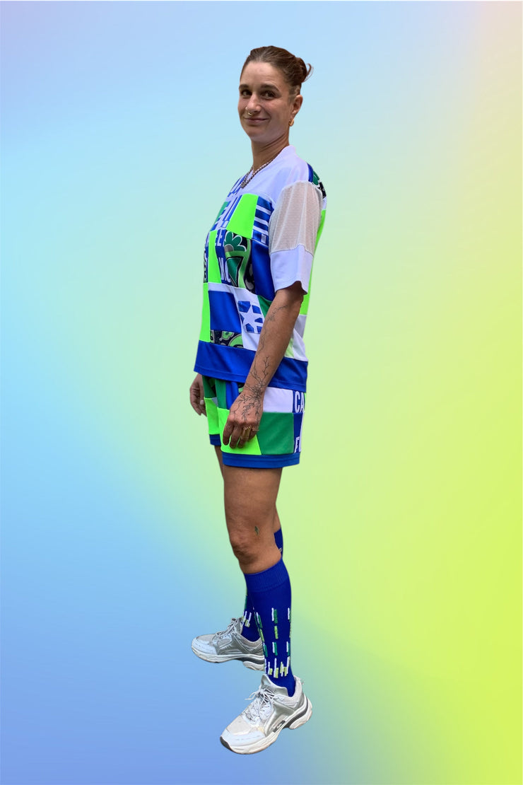 ensemble football upcycling porté par une grande personne debout