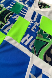 détail des matières assemblées patchwork de maillot de foot upcyclé bleu blanc et vert fluo
