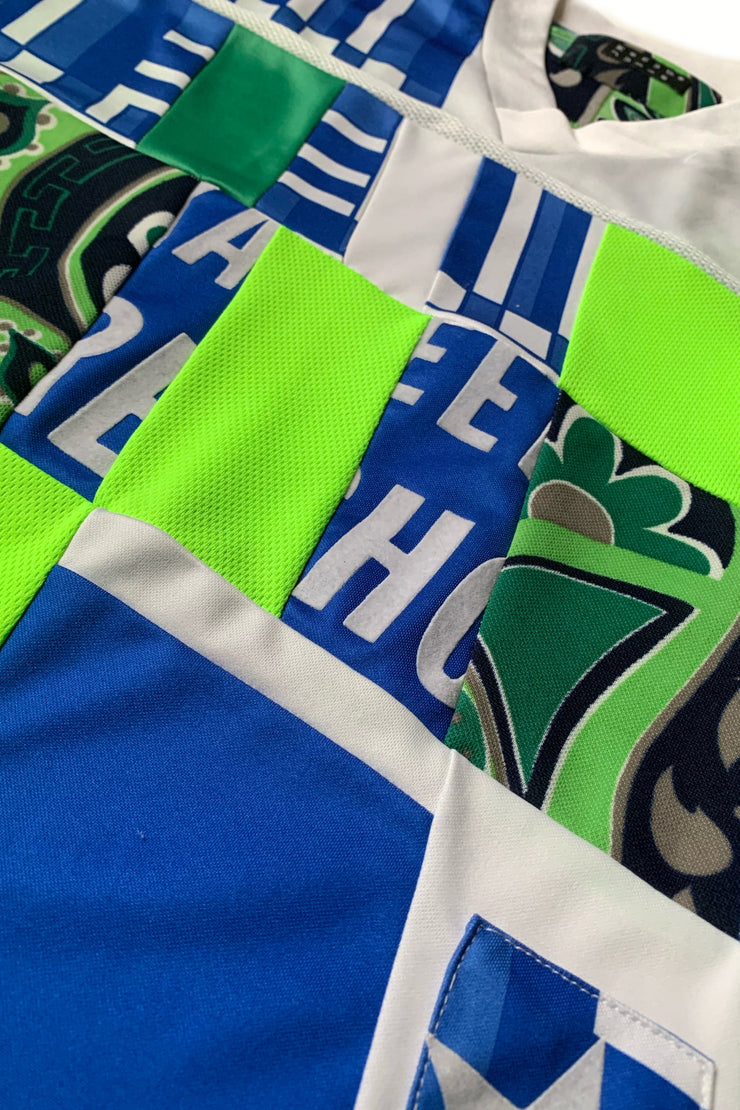 détail des matières assemblées patchwork de maillot de foot upcyclé bleu blanc et vert fluo