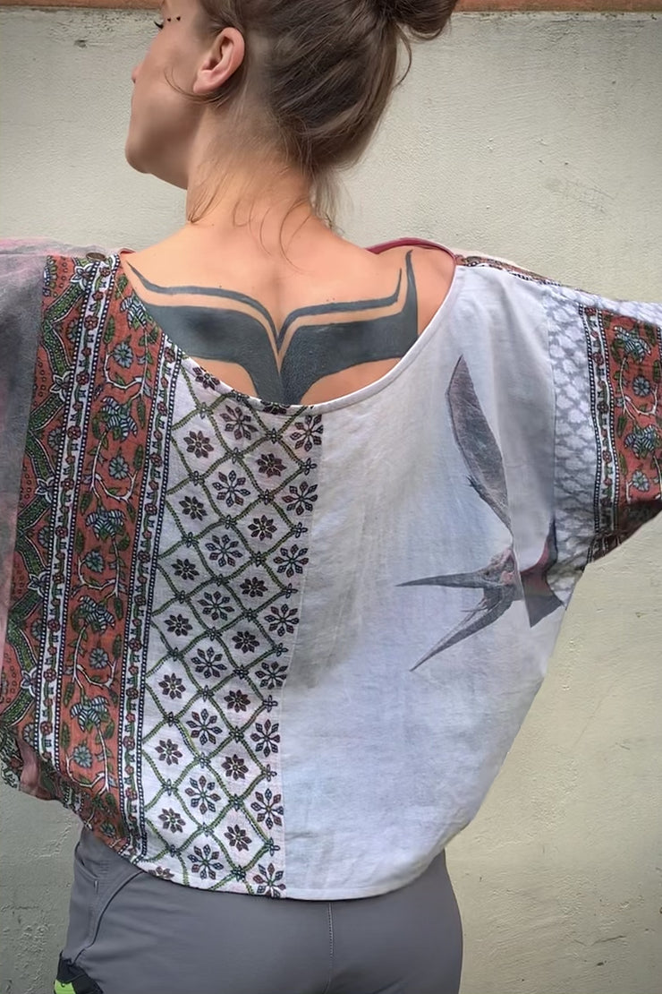 vidéo montrant le crop top pterodactyle porté de face et de dos