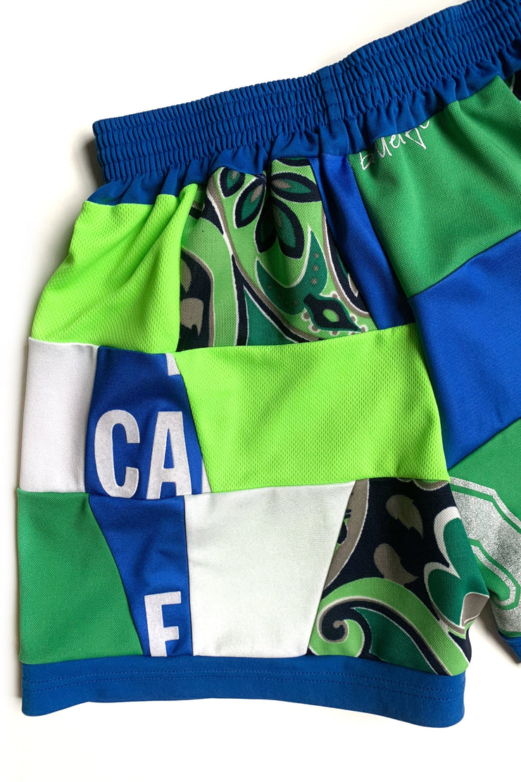 détails du patchwork et des motifs du short football upcycling bleu blanc vert fluo