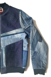 demie veste bomber créateur de Bruxelles en jeans surcyclé avec poche plaquée à l'avant et plastron matelassé artisanal