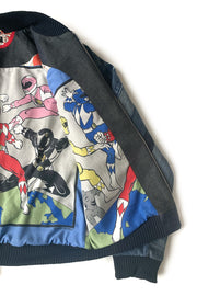 veste bomber moitié ouverte avec vue sur la doublure Power Rangers surcyclée