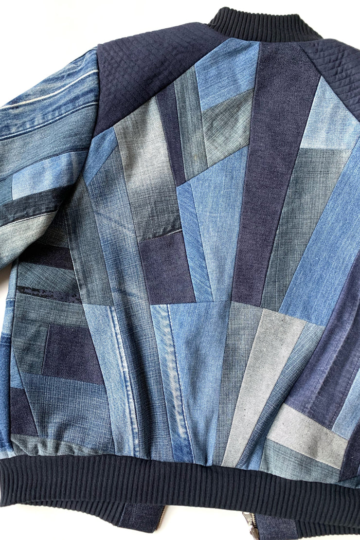 veste bomber artisanal vue de dos. Patchwork graphique et création upcycling soignée, fabriquée à Bruxelles par une artiste textile qui fait des compositions uniques.