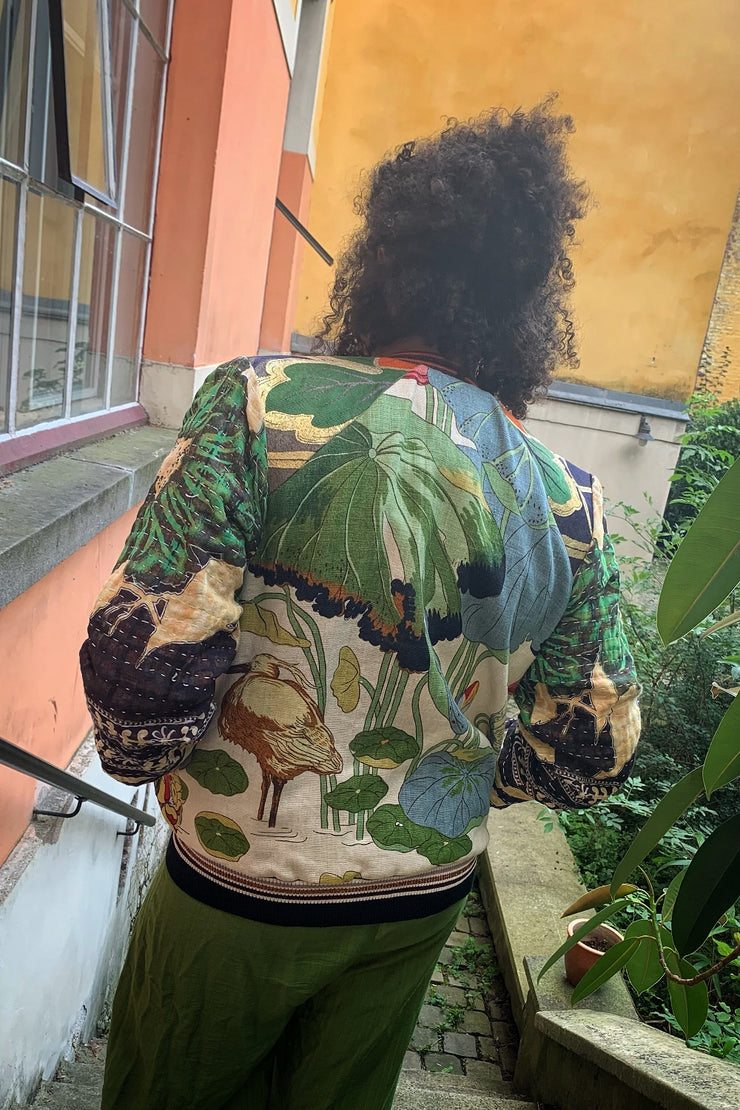 veste bomber patchwork portée de dos avec les motifs Héron et Nénuphars.