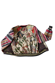 veste bomber en patchwork de tissus vintage et artisanaux de dos. Non portée, sur fond blanc.