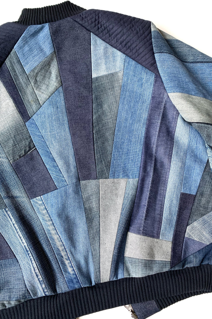 veste bomber en jeans vue de dos cadrée serré avec détails du patchwork et de la composition artistique unique. 